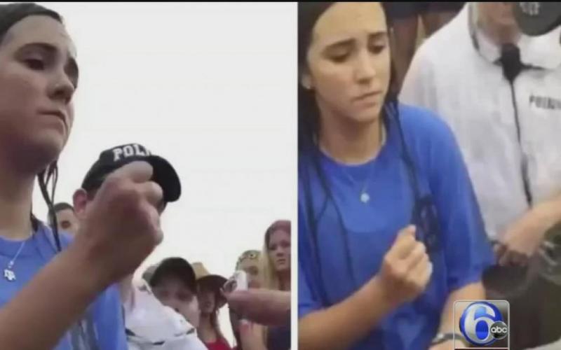 Elle joue sa convocation au tribunal avec des policiers