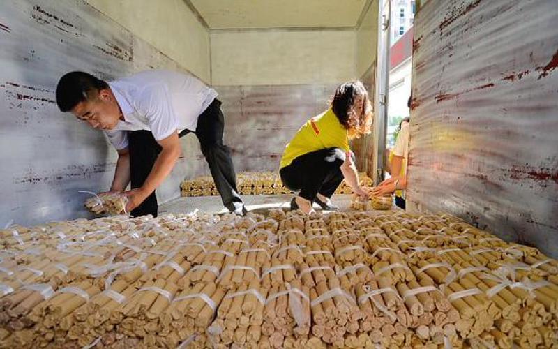 Il paye sa voiture avec des pièces