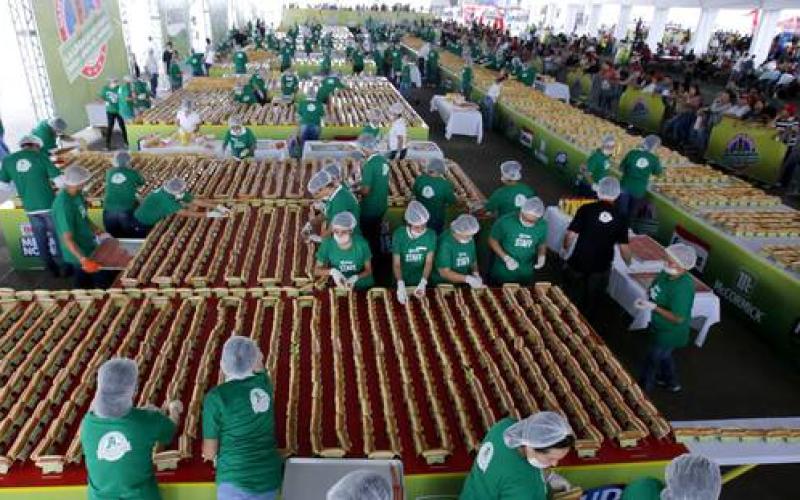 Mexique : record du monde de la plus longue file de hot-dogs !