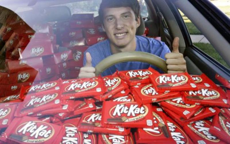 On lui vole son Kit Kat, la marque lui en offre 6 500 dans sa voiture