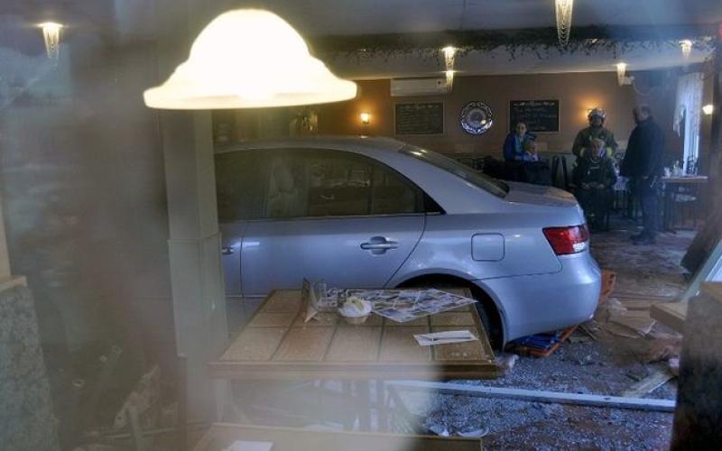 Scène surréaliste dans un restaurant