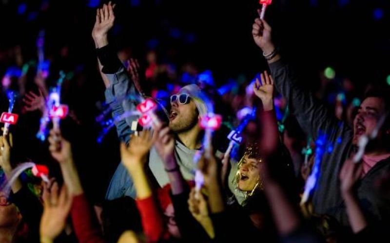 12 000 héros anonymes célébrés à Bercy hier soir.