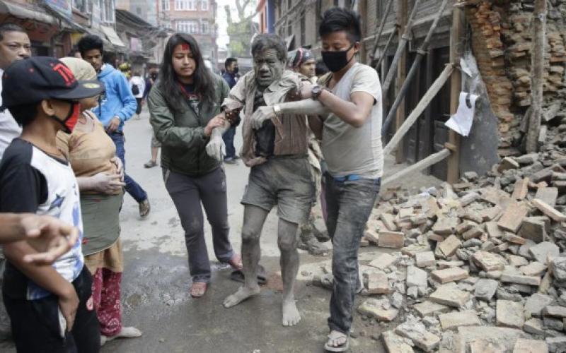 48 heures après, le Népal continue de compter ses morts