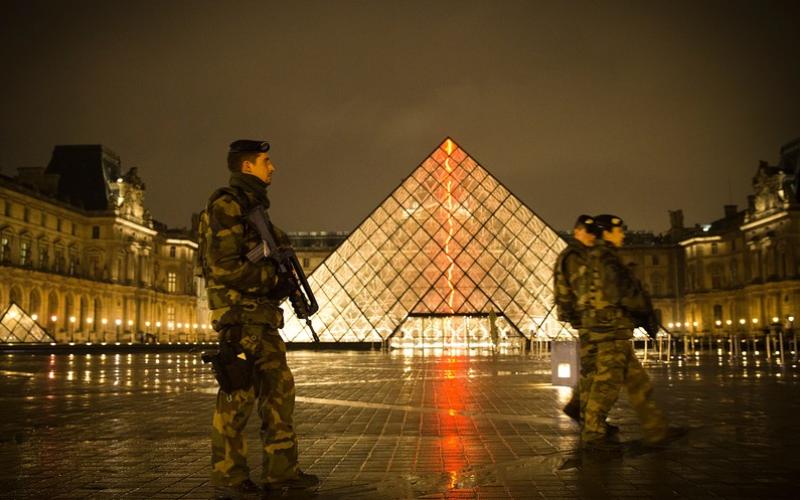 ALERTE INFO : (MAJ)  Un militaire ouvre le feu sur son agresseur au Carrousel du Louvre
