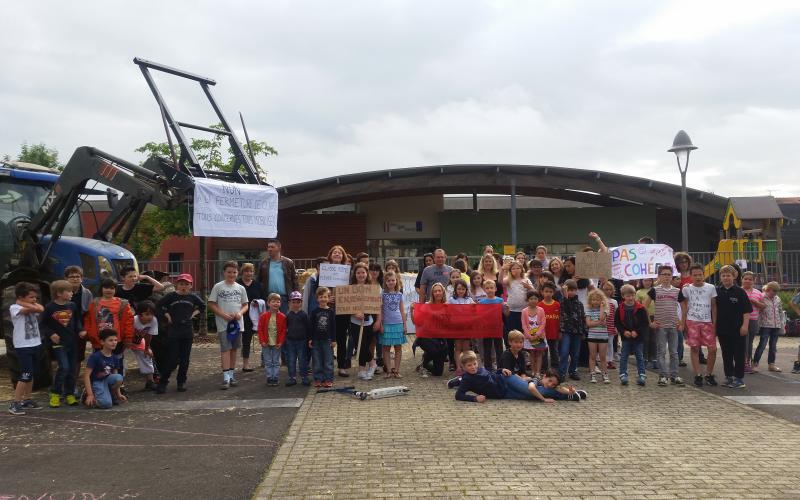 Briey : manifestation en cours devant l'école Louis Pergaud