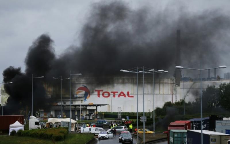 Carburants : les 8 raffineries françaises en grève, le mouvement se durcit