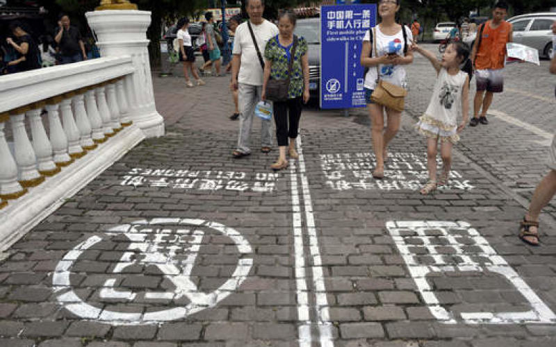 Des trottoirs pour les utilisateurs de smartphone