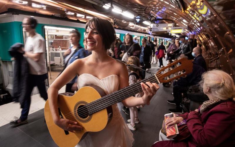 Eli, la lorraine en robe de mariée, qui chante dans le métro parisien