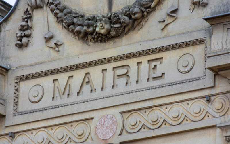 Emotion et soutien après l'agression d'un maire de Moselle