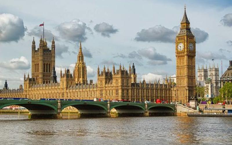 Fortes détonations aux abords du Parlement britannique à Londres