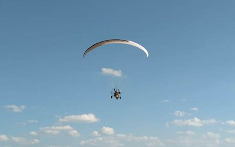 Il l'a fait ! Julien Barbier bat le record du monde d'altitude en paramoteur !