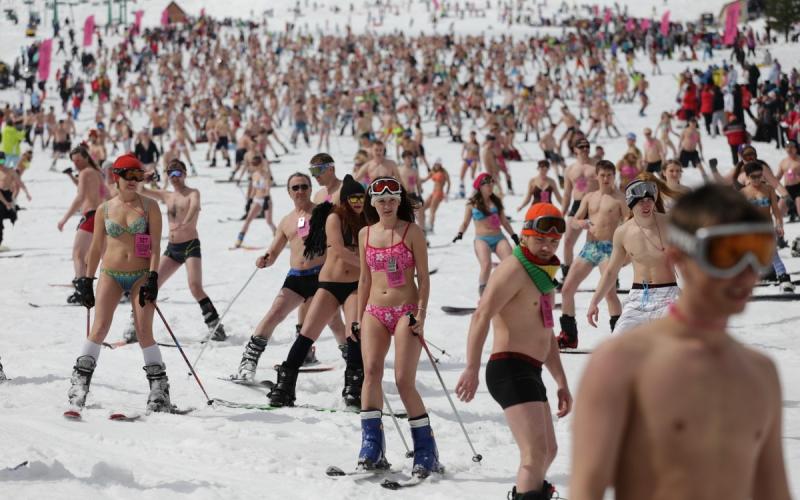 Ils descendent les pistes de ski en bikini