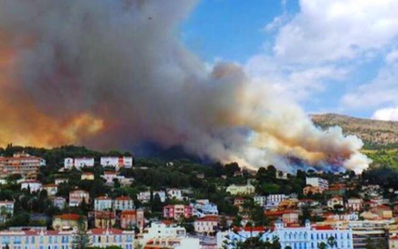 Incendie à Menton : villas évacuées et habitants hélitreuillés
