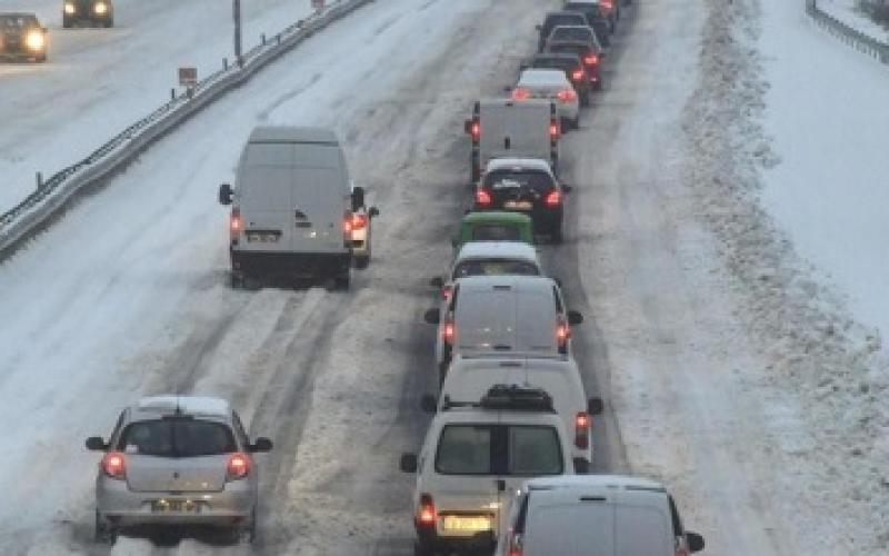 La neige fait son grand retour en région et impacte les transports