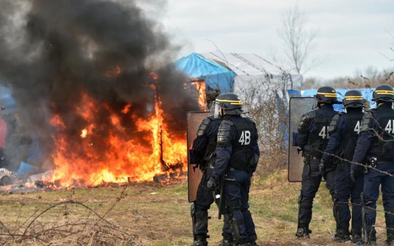 Le démantèlement de la "jungle" de Calais dégénère