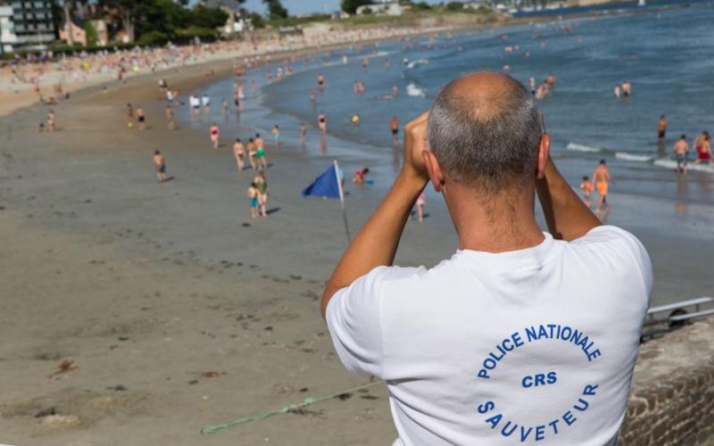 Les CRS maîtres-nageurs seront moins présents sur les plages l'été prochain.