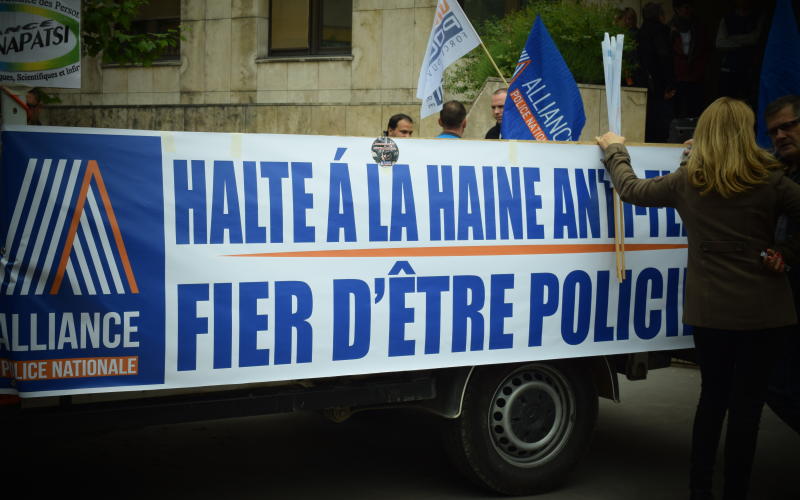 Les forces de l'ordres manifestent contre la "haine anti-flic", les casseurs répondent par la violence