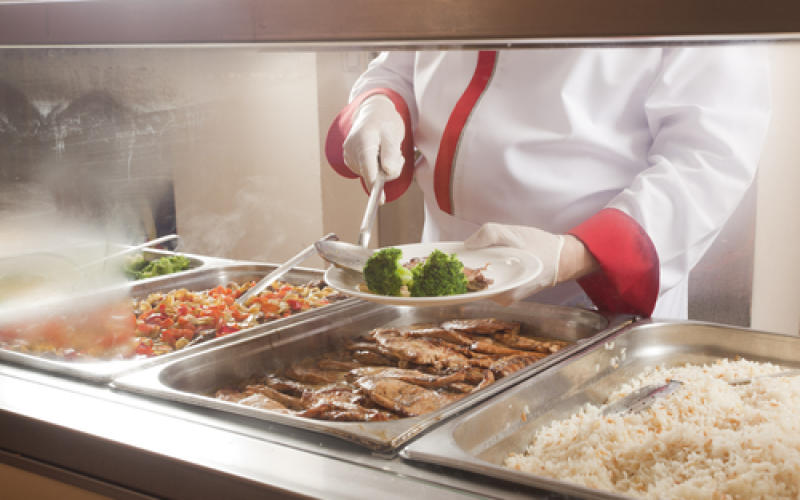 Metz : face au manque d'effectifs, des parents d'élèves recrutés dans les cantines