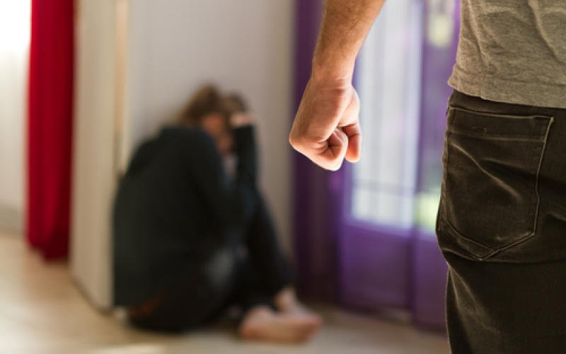 Metz : un homme arrêté après avoir tenté d'étrangler sa femme et avoir frappé sa fille