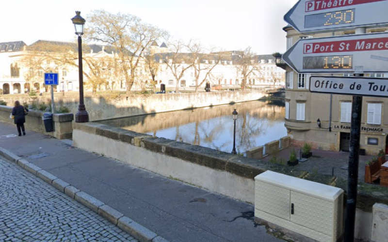 Metz : une voiture est tombée du pont des roches