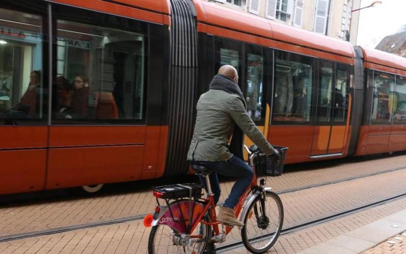 Nancy : une pétition lancée par les cyclistes pour rouler sur les voies du tram 