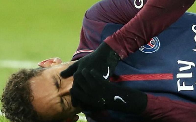 Neymar out "4 à 6 semaines" selon son père !