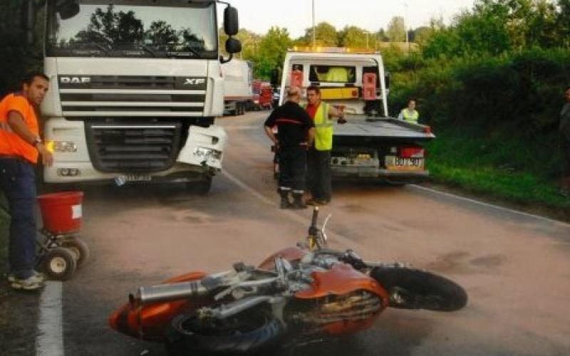 Percuté par un camion, un motard perd la vie sur la RD 993