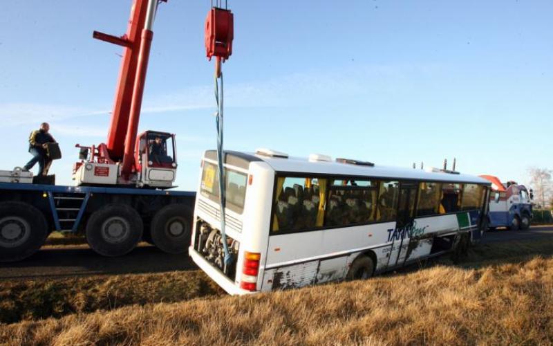 Plus de peur que de mal après un spectaculaire accident de bus sur l'A31
