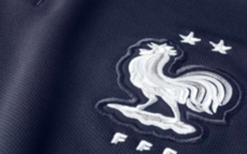 Pour avoir votre maillot deux étoiles des Bleus, il faudra patienter...