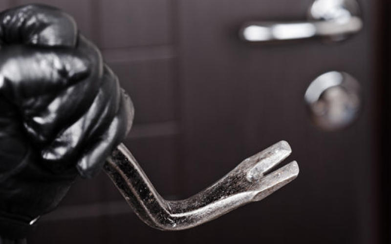 Un cambrioleur s'endort sous le lit de sa victime