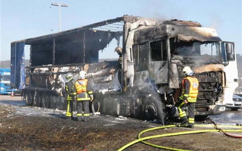 Un camion en flammes paralyse l'autoroute en pleine heure de pointe