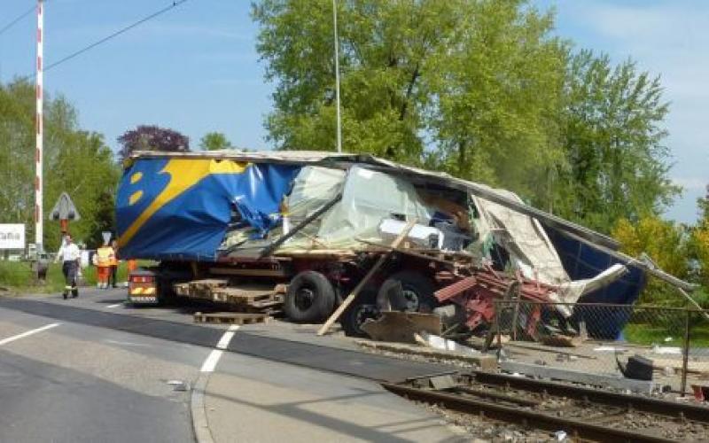 Un camion percuté par un TER : le chauffeur du poids-lourd dans un état critique