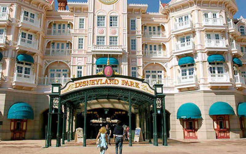 Un homme armé interpellé à Disneyland Paris