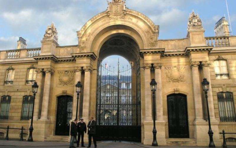 Un homme en colère fonce sur les grilles de l'Elysée