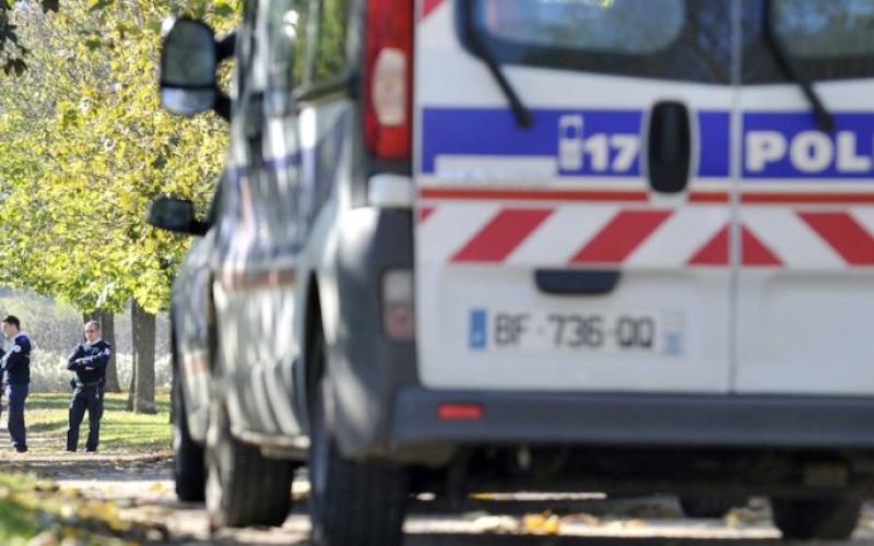 Un quadragénaire abattu sur la route devant ses enfants