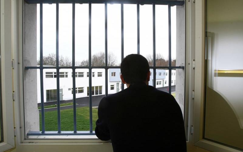 Une mère soupçonnée d'avoir livré sa fille à un pédophile libérée grâce à une erreur de fax