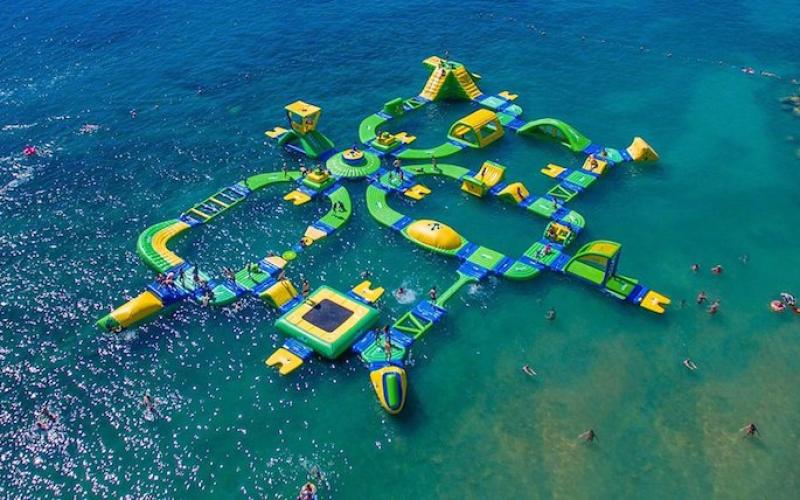 Vosges : Aquafly, un parcours d'obstacles gonflable installé sur le lac de la Moselotte