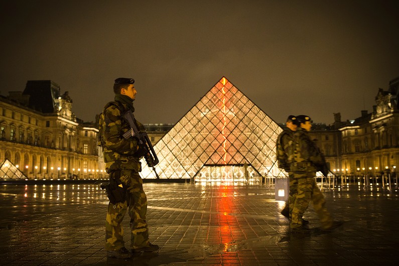 ALERTE INFO : (MAJ)  Un militaire ouvre le feu sur son agresseur au Carrousel du Louvre