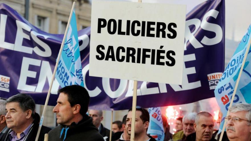 Colère et manifestations, les policiers réclament plus de considération
