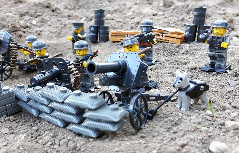 Des figurines Lego habillées en soldats nazis en vente sur Ebay et Amazon