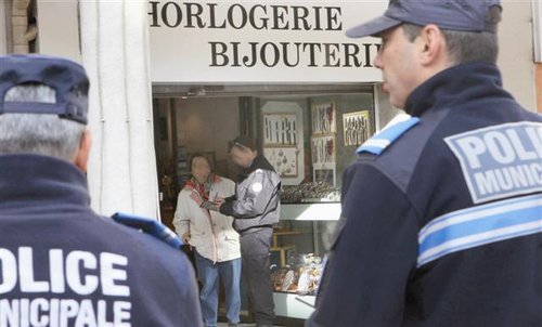 Forbach : des braqueurs passent par le plafond pour voler une bijouterie