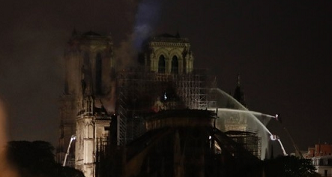 Le feu est maîtrisé et "partiellement éteint" à Notre-Dame 