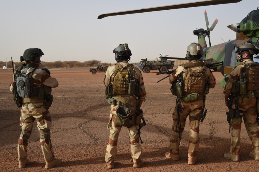 Mali : deux soldats français tués et un blessé suite à l'explosion d'une mine artisanale.