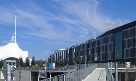 Metz : la passerelle de la gare reliant le centre Pompidou démontée