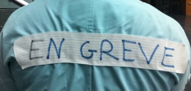 Metz : manifestation des personnels soignants devant l'Agence Régionale de Santé