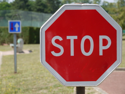 Meurthe et Moselle : un panneau « stop » crée la confusion à Cosnes et Romain !