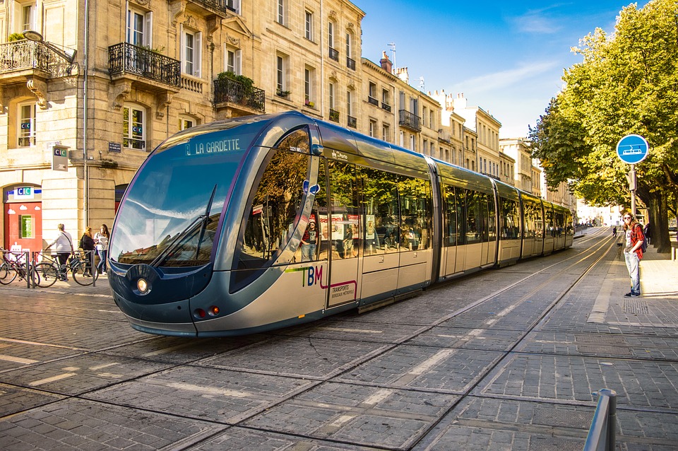 Nancy : un contrôleur du tram mordu aux testicules