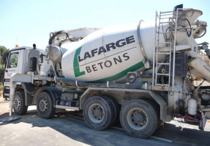 Paris: des bouteilles d'essence avec un dispositif d'allumage retrouvées sous des camions