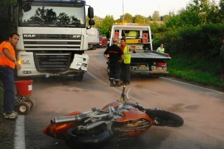 Percuté par un camion, un motard perd la vie sur la RD 993