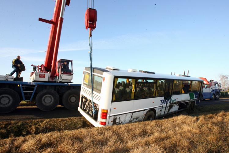 Plus de peur que de mal après un spectaculaire accident de bus sur l'A31